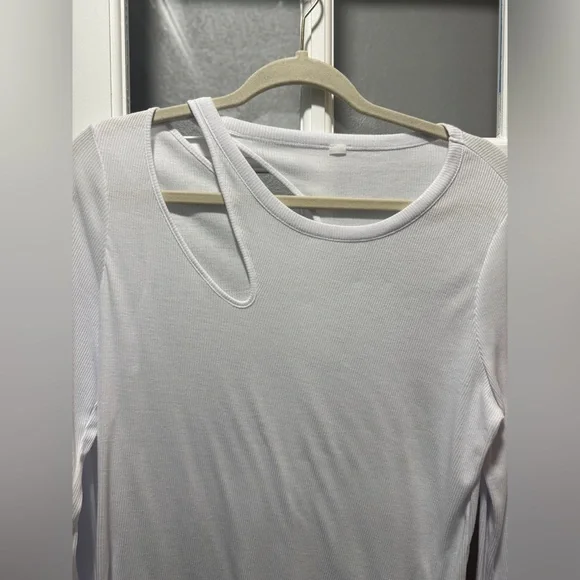 Alo Peak Cutout Long Sleeve T-Shirt in White - Picture 5 of 9